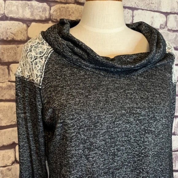Ivy Ridge Black & Gray Top W/ lace Detail - Picture 2 of 11